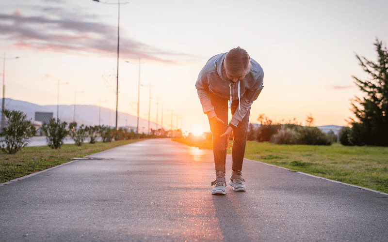 A man from Las Vegas jogging in Los Angeles experiencing knee pain that can benefit from getting a CBD oil mobile massage